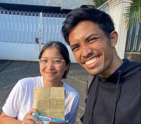 Viral Man Gives Love Letter Written 2 Years Ago to Crush, Willing to Travel Far and End Up in Pain
