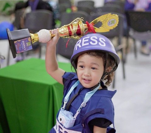 Portrait of Dian Pelangi's Adorable Daughter Winning the Journalist Costume Contest in Gaza