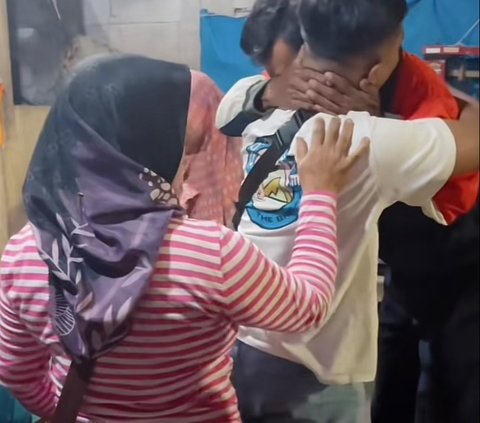 Nyamar Jadi Pembeli Dagangan Ibu di Pasar, Momen Anak Beri Kejutan Pulang Usai 5 Tahun Merantau di Taiwan Ini Viral