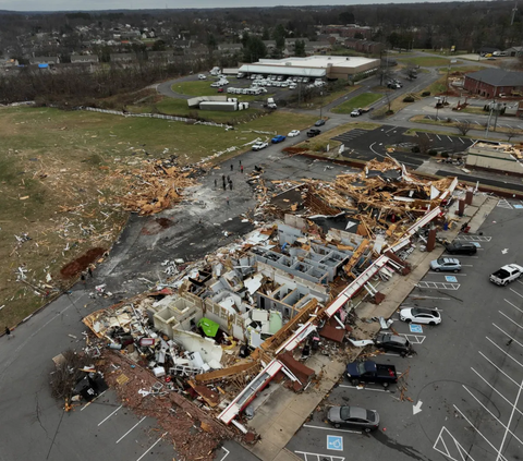 Terjangan badai tornado dahsyat kembali menghantam Amerika Sertikat.<br><br>Kali ini menghantam wilayah Tennessee pada Minggu (10/12/2023) waktu setempat.