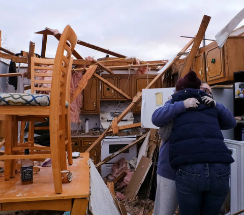 FOTO: Potret Kehancuran Amerika Serikat Usai Hantaman Tornado Dahsyat, Puluhan Ribu Penduduk Hidup Tanpa Listrik