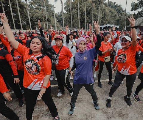 Portrait of Siti Atikoh's Sporty and Stylish Look during Exercise
