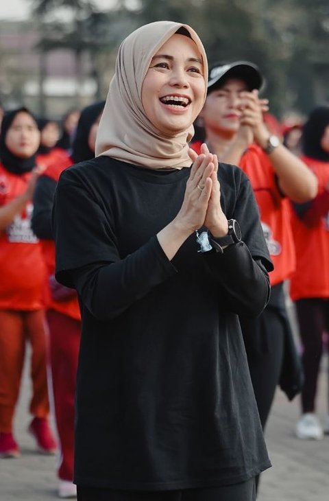 Portrait of Siti Atikoh's Sporty and Stylish Look during Exercise