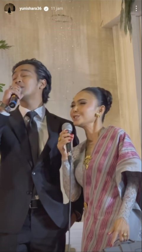 Terlihat pula Yuni Shara yang bernyanyi dengan kebaya di pernikahan tersebut.
