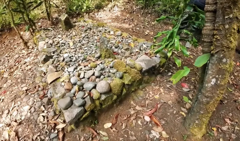 Makam dari susunan batu