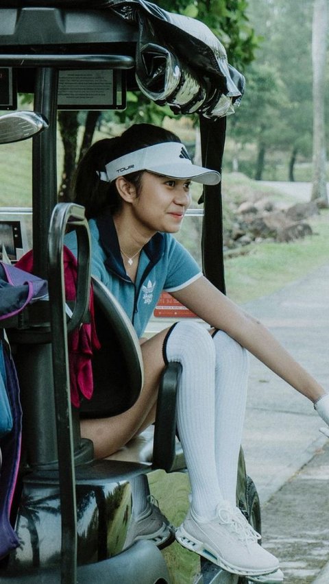 Portrait of Azizah Salsha's Plain Face Seen while Playing Golf in Japan