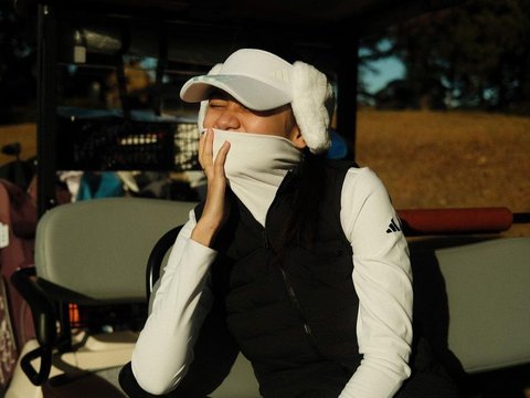 Portrait of Azizah Salsha's Innocent Face Seen While Playing Golf in Japan