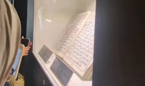 Melihat Alquran Unik di Museum Madinah, Ayat Sucinya Disulam Benang Selama 32 Tahun