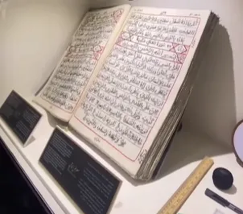 Melihat Alquran Unik di Museum Madinah, Ayat Sucinya Disulam Benang Selama 32 Tahun