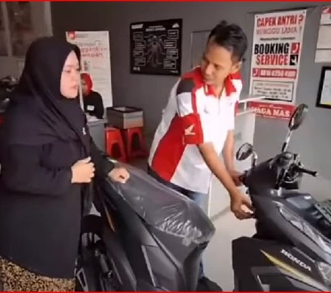 Menabung Selama 2,5 Tahun, Guru Honorer SD di Tegal Ini Beli Motor Pakai Uang Koin