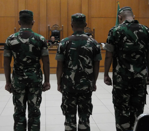 Tiga oknum anggota TNI, yakni Praka Riswandi Manik (kanan), Praka Heri Sandy (tengah) dan Praka Jasmowir (kiri) saat menjalani sidang lanjutan yang digelar secara militer terkait kasus pembunuhan berencana terhadap Imam Masykur pada Senin (11/12/2023).