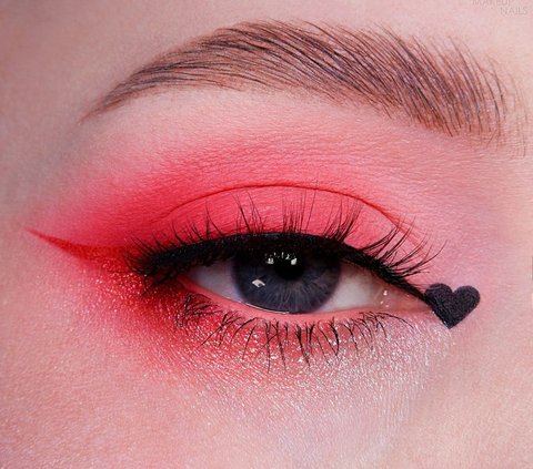 Berani Eksperimen Warna Makeup? Pakai Eyeshadow Merah untuk Tampil Beda