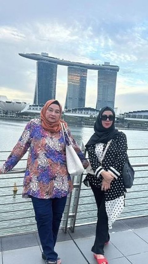 Sebelum berpulang, Farida sempat melakukan trip bersama Amy Qanita ke Singapore. Keduanya pergi berlibur bersama cucu kembarnya, Zayn dan Zuney.
