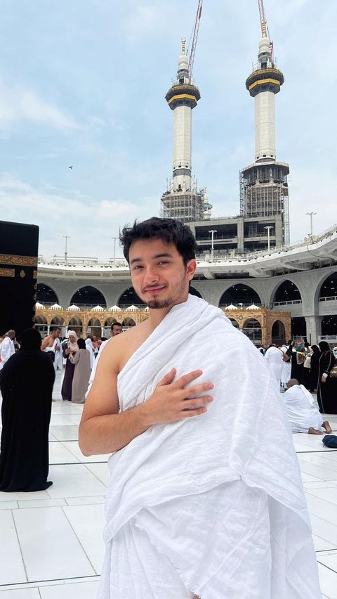 This is Bryan Domani's appearance when he is in front of the Kaaba. He looks handsome wearing ihram cloth and smiling at the camera.