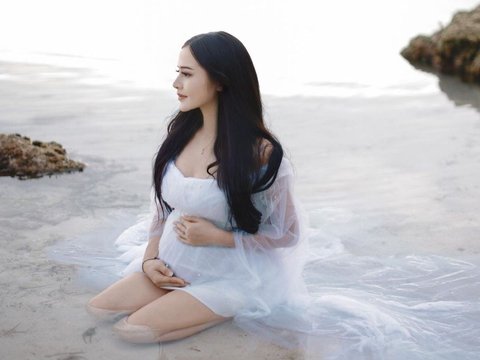 Potret Maternity Bella Bonita di Pantai, Penampilannya Bikin Melongo