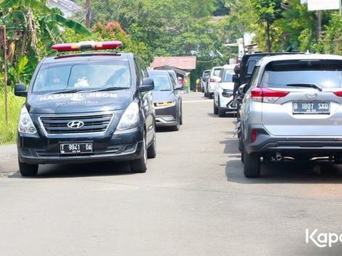 Ibunda Jeje Meninggal Dunia, ini Potret Nisya Ahmad saat Datang Melayat ke Rumah Duka