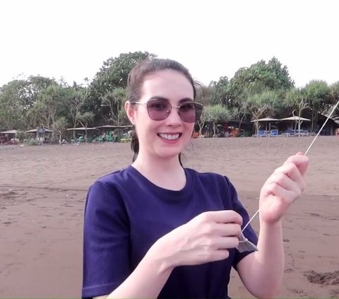 Potret Arumi Bachsin saat Liburan ke Pantai, Gayanya Sederhana Meski jadi Istri Pejabat