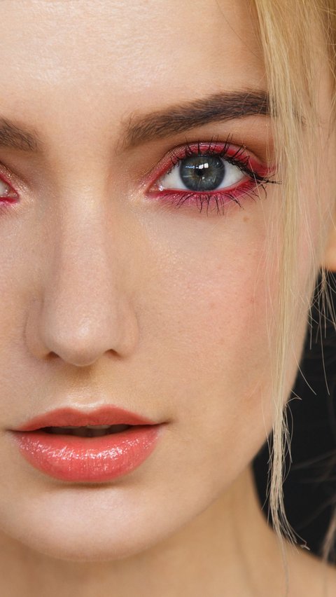 Berani Eksperimen Warna Makeup? Pakai Eyeshadow Merah untuk Tampil Beda<br>