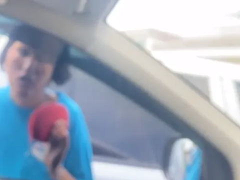 Woman Panics as Her Car is being Peeped by an Unknown Person, the Moment the Door Opens Makes Her Heart Race!