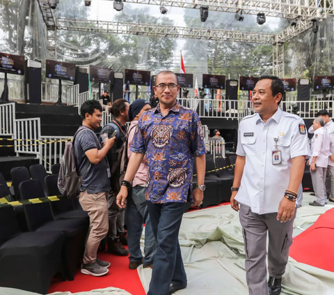 Komisi Pemilihan Umum (KPU) sedang melakukan persiapan untuk menggelar debat perdana capres dan cawapres pada hari Selasa (12/12/2023). Debat Pilpres ini bakal diadakan di halaman Gedung KPU RI, Menteng, Jakarta Pusat.