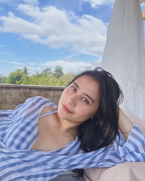 Saat liburan di Bali, Prilly Latuconsina memukau dengan kecantikan alaminya dalam beberapa foto terbaru di Instagram pribadinya.