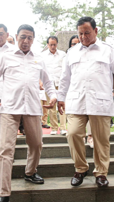 Wiranto datang mengenakan kemeja putih dipadukan dengan celana berwarna cokelat, mirip pakaian yang dikenakan jajaran Gerindra yang telah menunggunya. (Liputan6.com/Faizal Fanani)