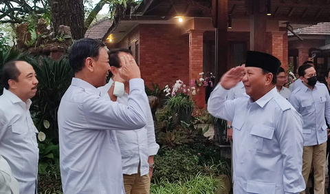 Mantan Ketum Partai Hanura Wiranto menemui Ketum Partai Gerindra Prabowo Subianto di rumahnya di Hambalang, Bogor, Jawa Barat, Senin (1/5/2023). Wiranto mengantar para loyalisnya gabung Gerindra. (Liputan6.com/Achmad Sudarno)