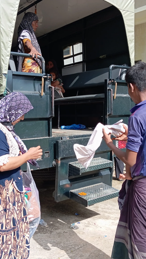 Warga Aceh Bagikan Pakaian ke Pengungsi Rohingya