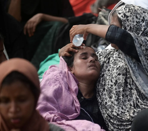 Perahu-perahu kayu yang membawa sekitar 400 etnis Rohingya kembali tiba di provinsi Aceh, Indonesia pada hari Minggu, hal tersebut dikonfirmasi dari ketua komunitas nelayan Aceh.