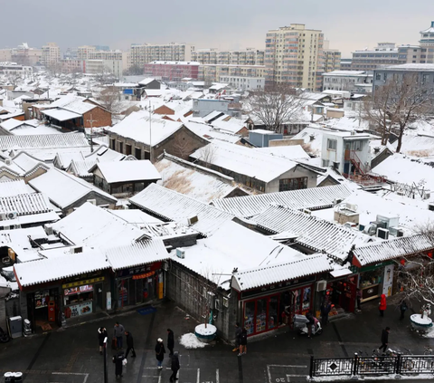 Hujan salju pertama pada Senin (11/12/2023) pagi menjadi tanda mengawali musim yang lebih dingin di Beijing. Lapisan salju yang mulai menebal terlihat menutupi ibu kota China dan membuat suhu kota di bagian utara China ini menjadi lebih dingin dari biasanya.
