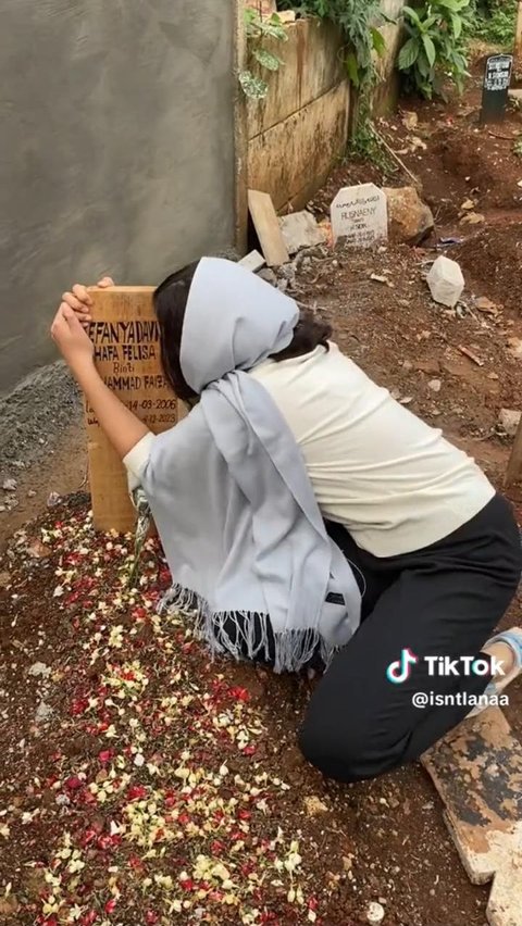 Viral Wanita ‘Remake’ Video di Makam Sahabatnya yang Sudah Meninggal, Bikin Haru<br>