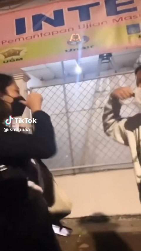 Viral Wanita ‘Remake’ Video di Makam Sahabatnya yang Sudah Meninggal, Bikin Haru