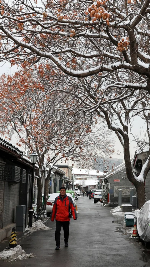 Hujan salju pertama pada Senin (11/12/2023) pagi menjadi tanda mengawali musim dingin di Beijing. Lapisan salju terlihat mulai menutupi ibu kota China sepanjang malam dan membuat suhu kota menjadi sangat dingin, bahkan bisa lebih dingin pada pekan ini di bagian utara China.