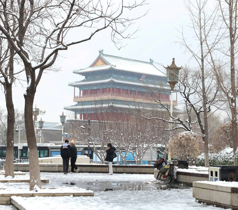 Hujan salju pertama pada Senin (11/12/2023) pagi menjadi tanda mengawali musim dingin di Beijing. Lapisan salju terlihat mulai menutupi ibu kota China sepanjang malam dan membuat suhu kota menjadi sangat dingin, bahkan bisa lebih dingin pada pekan ini di bagian utara China.