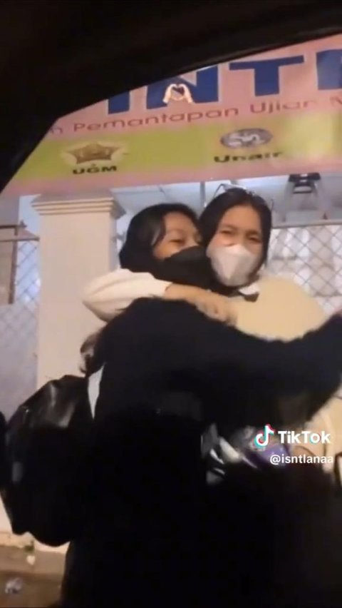 Seolah sedang merekam ulang video tersebut, seharusnya di akhir mereka saling berpelukan seperti ini.
