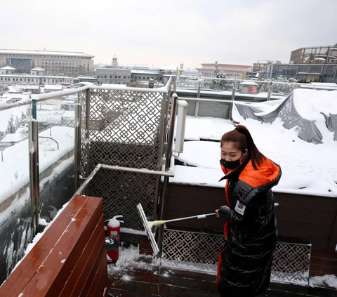 FOTO: Suka Cita dan Duka Masyarakat Beijing Menyambut Salju Pertama di Musim yang Lebih Dingin Ekstrem