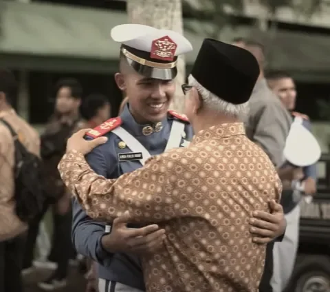 Kombes Polisi Sumringah Anaknya Wisuda Prabhatar Akademi TNI 2023, Sang Ibu Peluk Erat 'Mamih Sayang Abang'