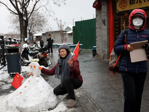 Hujan salju pertama pada Senin (11/12/2023) pagi menjadi tanda mengawali musim dingin di Beijing. Lapisan salju terlihat mulai menutupi ibu kota China sepanjang malam dan membuat suhu kota menjadi sangat dingin, bahkan bisa lebih dingin pada pekan ini di bagian utara China.