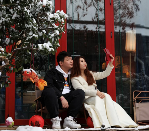 FOTO: Suka Cita dan Duka Masyarakat Beijing Menyambut Salju Pertama di Musim yang Lebih Dingin Ekstrem