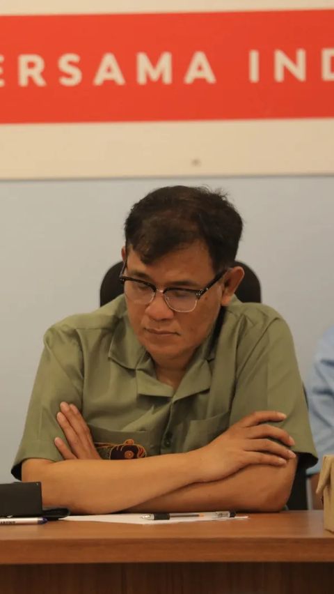 Salah satu aktivis 98 yang juga tergabung dalam TKN Prabowo-Gibran, Budiman Sudjatmiko (kanan)&nbsp;dalam jumpa pers di Media Center TKN Prabowo-Gibran, Kebayoran Baru, Jakarta Selatan, Senin (11/12/2023). (Foto: Tim Prabowo-Gibran)