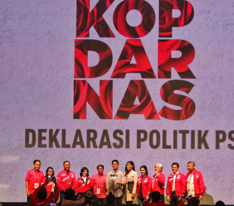 Ketua Umum Partai Solidaritas Indonesia (PSI) Kaesang Pangarep menerima surat keputusan dari Wakil Ketua Dewan Pembina PSI Grace Natalie saat acara Kopdarnas Deklarasi Sikap Politik PSI di Jakarta, Senin (25/9/2023). Dalam acara tersebut PSI mengangkat Kaesang Pangarep sebagai Ketua Umum PSI menggantikan Giring Ganesha.