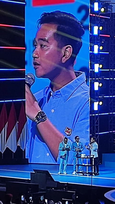 Gibran Bawa Makanan dan Susu ke Panggung