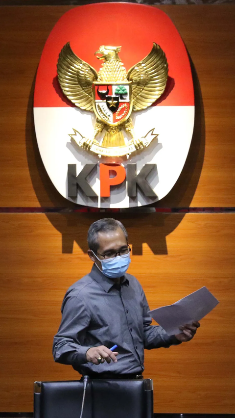 Tersangka kasus dugaan penerimaan gratifikasi bersama Bupati Malang periode tahun 2010-2015 dan periode 2016&ndash;2021 Eryck Armando Talla (rompi orange) digiring petugas jelang dihadirkan pada rilis penetapan masa penahanan di gedung KPK, Jakarta, Kamis (30/7/2020). (Liputan6.com/Helmi Fithriansyah)