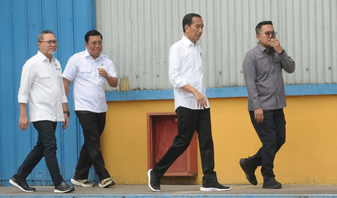 Presiden Joko Widodo memberikan bantuan beras Bulog pada acara Launching Bantuan Pangan Cadangan Beras Pemerintah di Gudang Bulog, Jakarta, Senin (11/9/2023). Presiden mengatakan cadangan pangan beras yang dimiliki oleh Indonesia saat ini masih terbilang aman, meskipun adanya fenomena alam El Nino yang saat ini tengah melanda di sejumlah negara termasuk Indonesia. merdeka.com/imam buhori