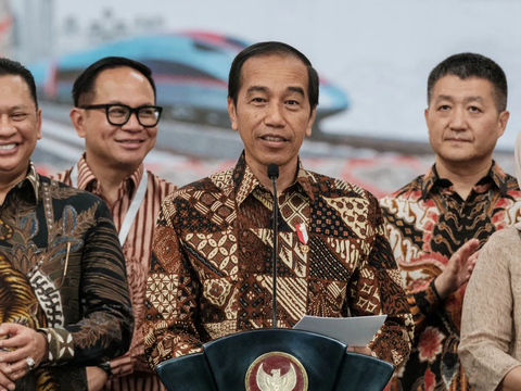 Presiden Jokowi meresmikan kereta cepat Jakarta-Bandung yang dinamakan Whoosh. Menurut Jokowi, Whoosh adalah pertanda dunia transportasi di Indonesia telah memasuki era baru yang lebih maju.