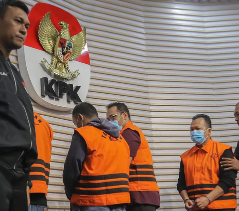 Para tersangka itu yakni Kepala Kajari Bondowoso Jawa Timur Puji Triasmoro, Kasi Pidsus Kajari Bondowoso Alexander Silaen, serta dua orang dari CV Wijaya Gemilang Yossy S Setiawan dan Andhika Imam Wijaya. (Liputan6.com/Angga Yuniar)
