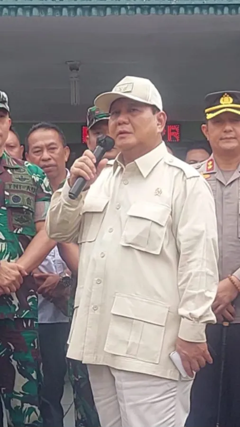 Menteri Pertahanan (Menhan) Prabowo Subianto saat membagikan motor untuk Babinsa di Koramil 0912/Lembang, Kabupaten Bandung Barat, Jumat (16/6/2023). (Merdeka.com/Muhammad Genantan Saputra)