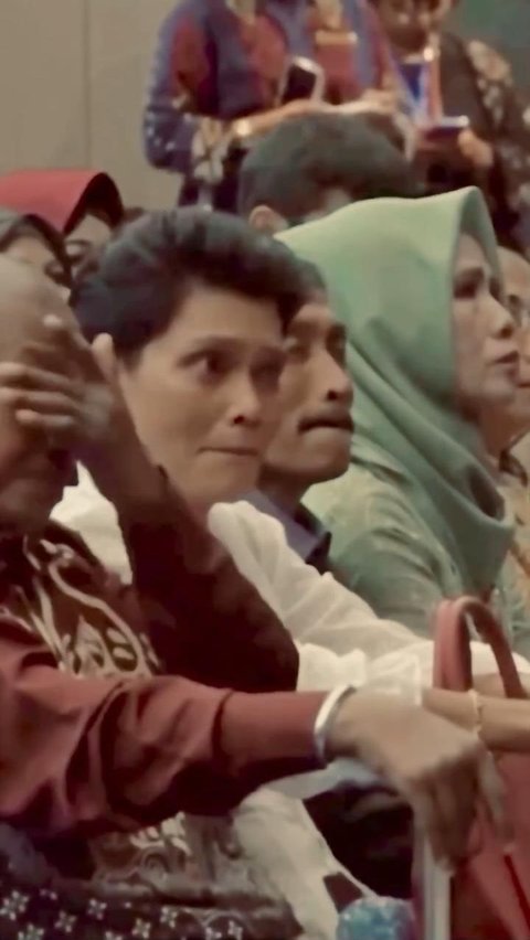 Momen lulusan terbaik nyanyikan lagu 'Titip Rindu Buat Ayah', sukses bikin haru.