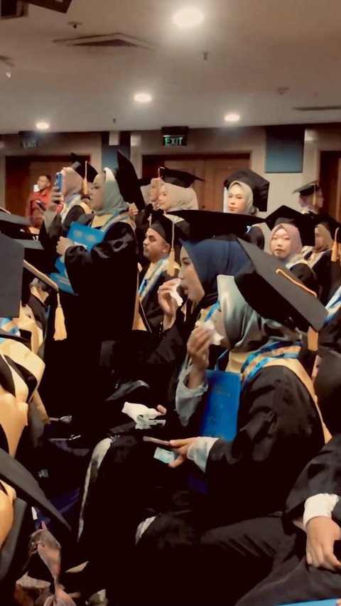 Momen lulusan terbaik nyanyikan lagu 'Titip Rindu Buat Ayah', sukses bikin haru.