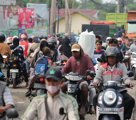 Menurut Kapolsek Parung Panjang Kompol Suharto, para sopir truk mendemo Dinas Perhubungan terkait pembatasan jam operasional truk, yakni dari pukul 22.00 WIB hingga 05.00 WIB. (merdeka.com/Arie Basuki)